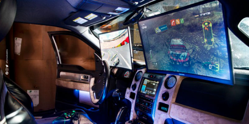 carro gamer equipado com dois monitores